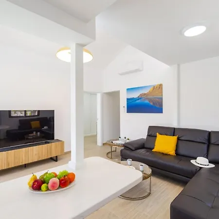 Jose Lanzarote By Villa Tías